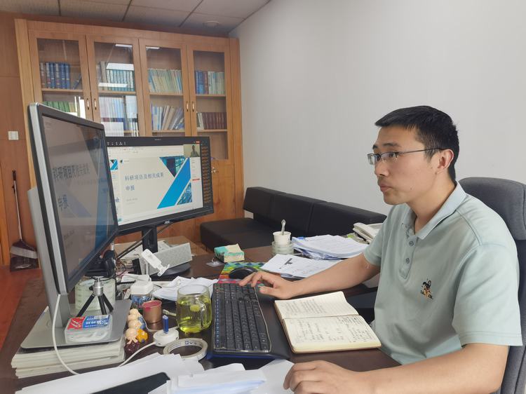 环宇学院举行科研项目及成果申报培训会